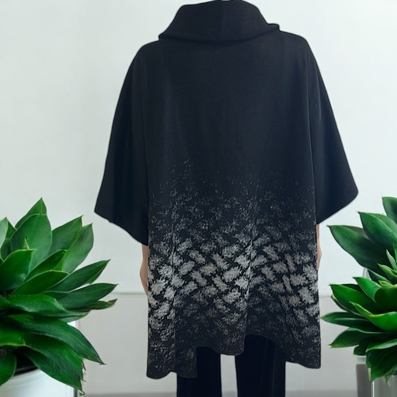 Michael Tyler Black Crosshatch Poncho - Picture 11 of 16